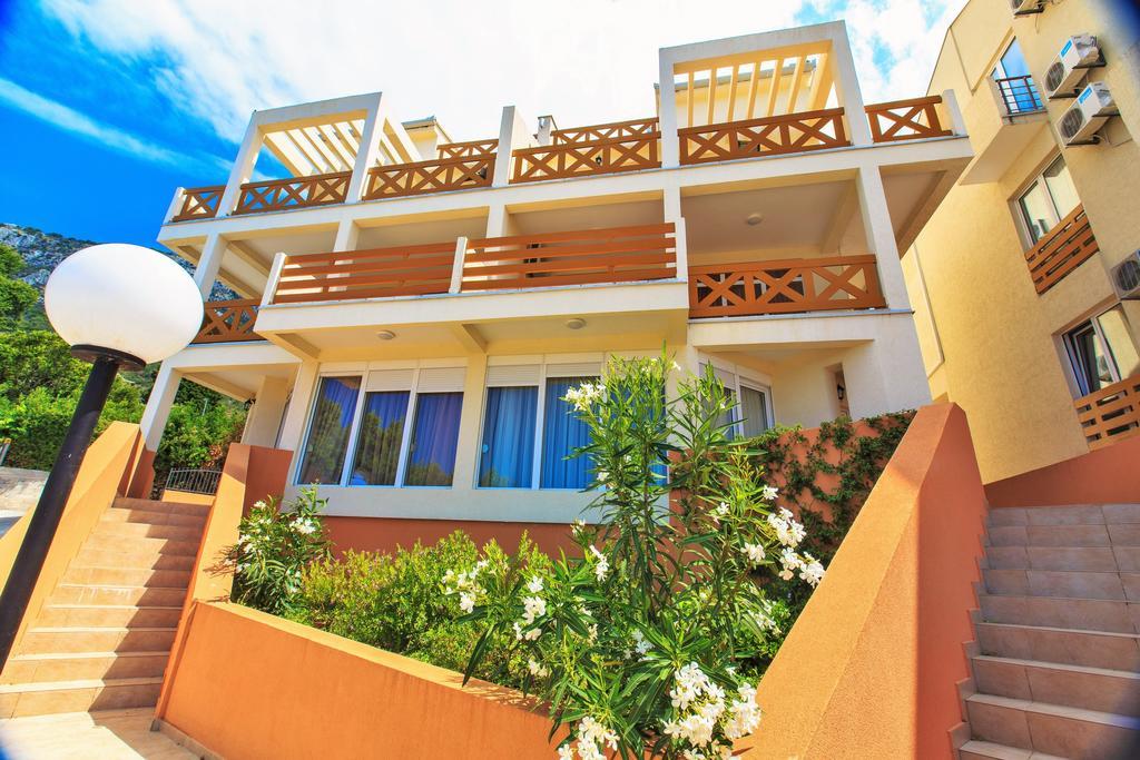 Berg Apartments Bar Exterior photo